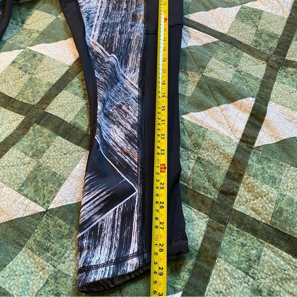 Lululemon Hot To Street‎ Crop Legging Size 6 Black White Tight Fit Yoga
